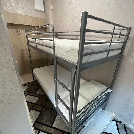 De Luxe Burgas, Center *